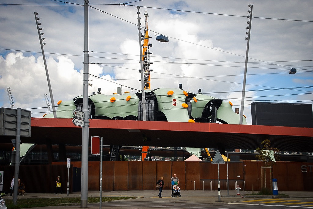 Die eindrückliche Bühne ragt weit über das Stadion hinaus. 