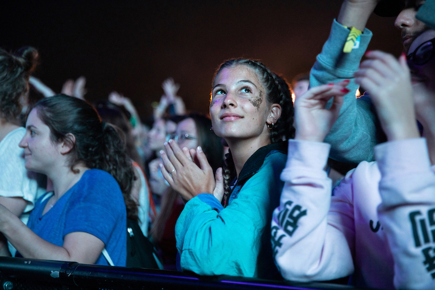 Festivalbesucherin bei Metronomy