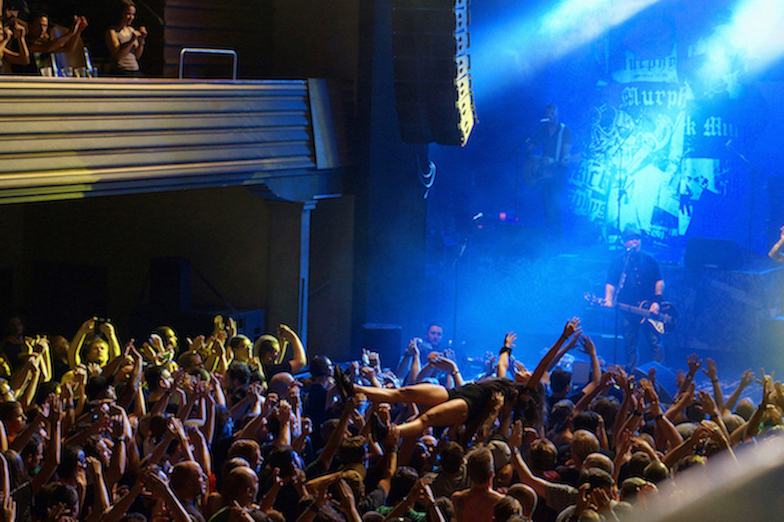 Crowd Surfing gehört dazu. 