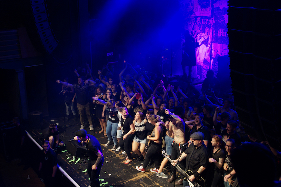 Zum Finale darf man bei den Dropkick Murphys schon mal auf die Bühne. 