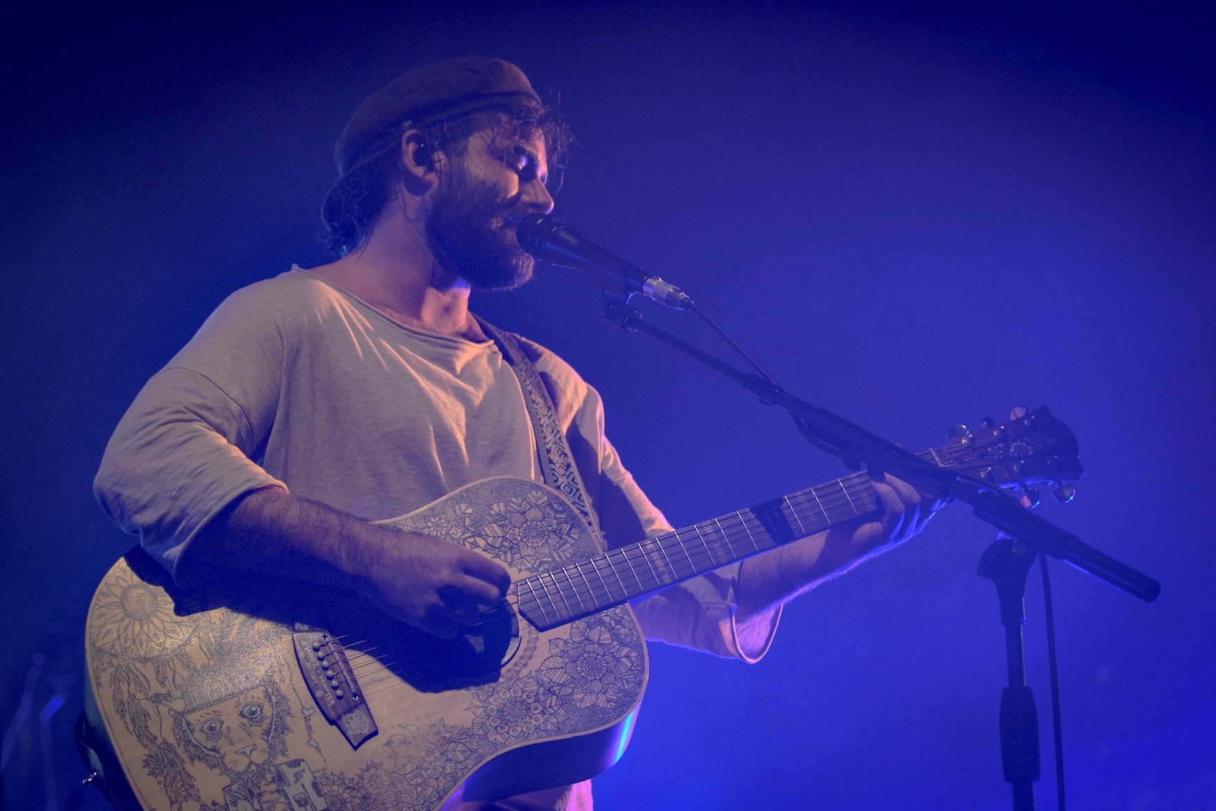 Angus Stone mit der stylischen Gitarre. 