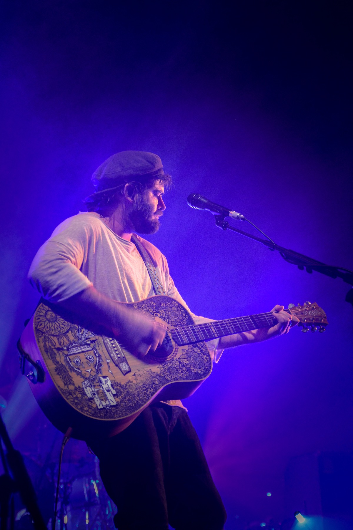 Hier an der Gitarre, beherrscht Angus noch mehre Instrumente. 