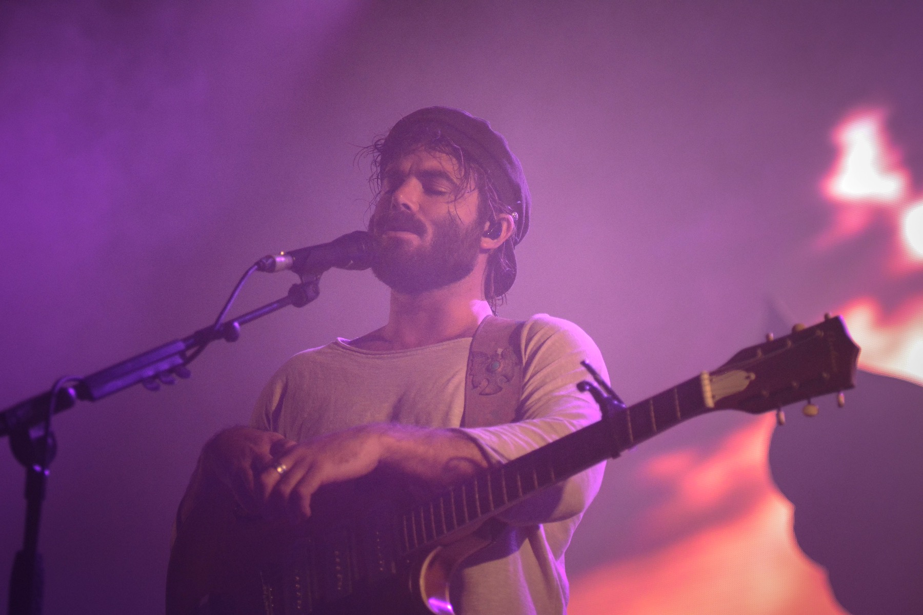 Auch Angus Stone geniesst es, auf der Bühne zu stehen. 