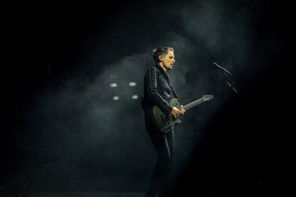 Matthew Bellamy fast ganz in Schwarz. 