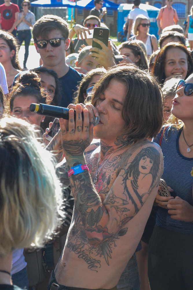 Jesse ist Sänger bei The Neighbourhood