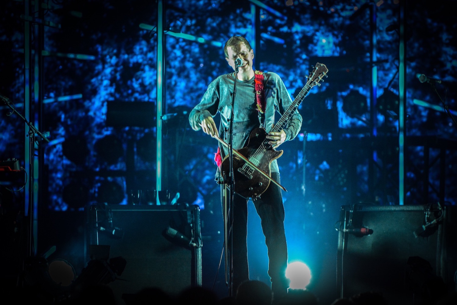 Jónsi spielt mit einem Geigen- oder Cellobogen auf der Gitarre. 